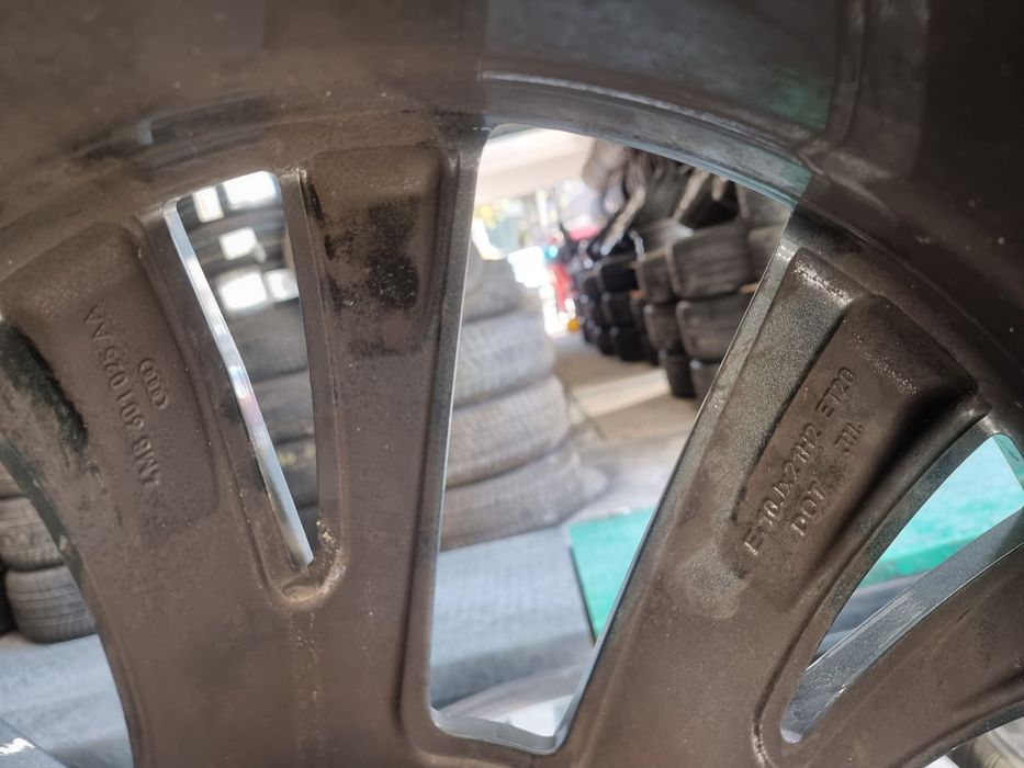 Jante originale Audi R21 Q8 SQ8 Q7 SQ7 complet echipate