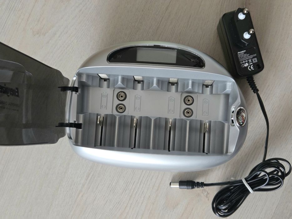 Incarcator acumulatori Energizer (AA, AAA, baterii tip C, D si 9V)