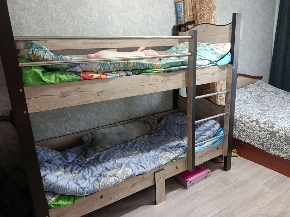 Продам 2 х ярксную деревянную кровать
