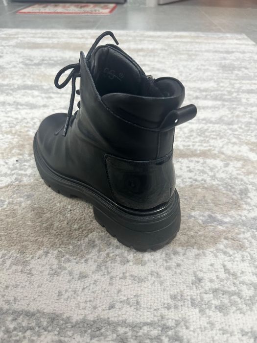 Vand ghete piele naturala cu un pic de blanita