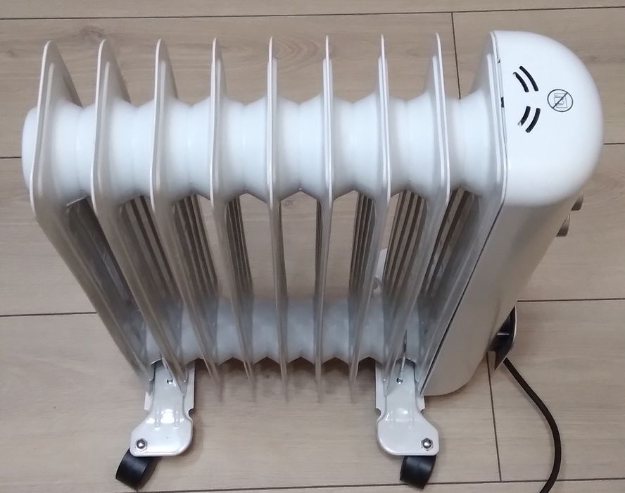 Calorifer electric 2000 W,9 elementi,3 trepte de putere,Termostat,Nou!