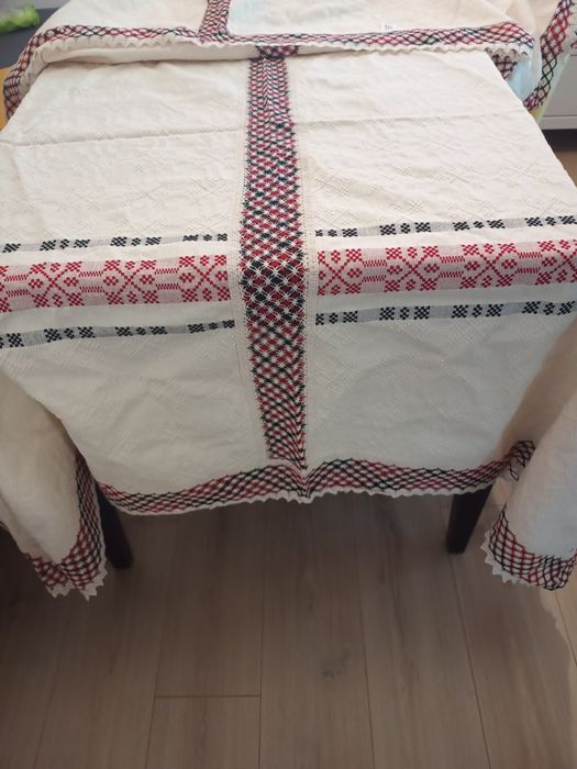 Fata de masa brodata traditional 300x160 cu 6 șervețele brodate tradit