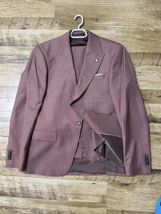 Costum visiniu de ocazie