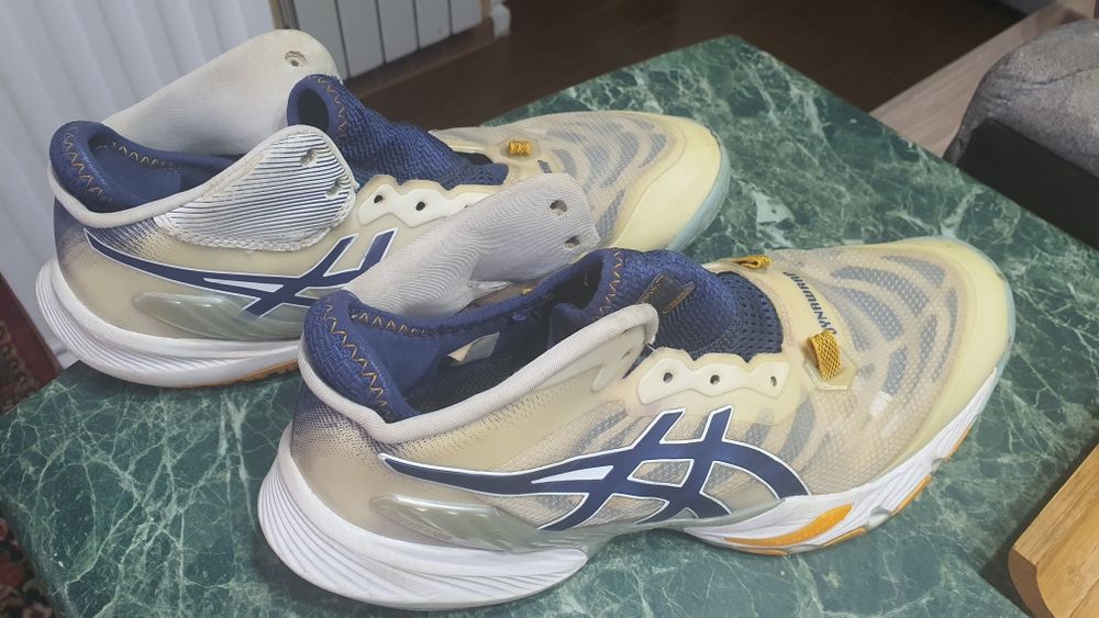 Продам Кроссовки известной фирмы ASICS