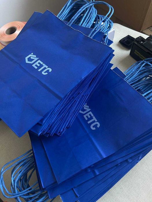 Корпоративные подарки и именные мерч — крафт пакеты с логотипом