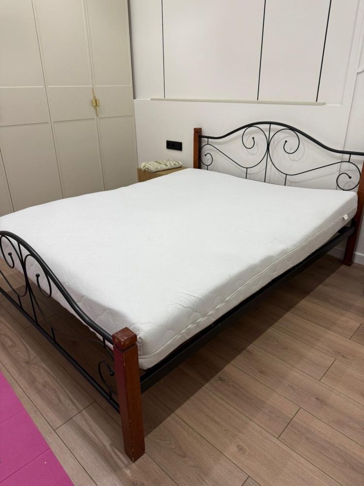 Продам кровать с матрасом