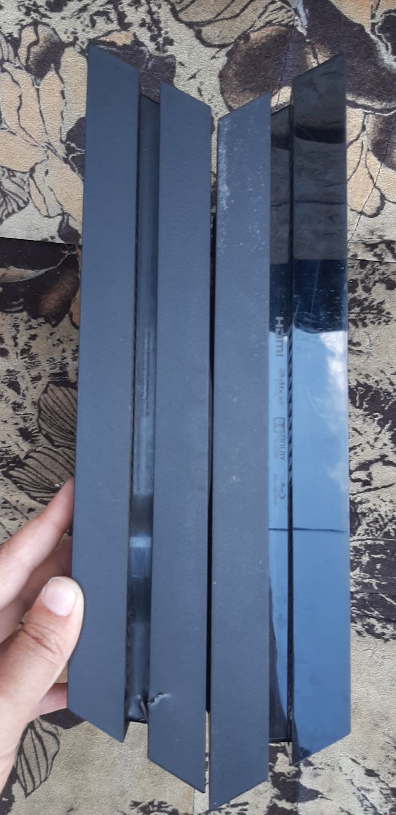 Vând două console PlayStation 4 fat PS4 în stare bună defecte de piese