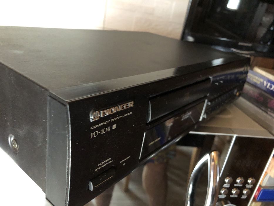 Pioneer PD-104 compact disc player