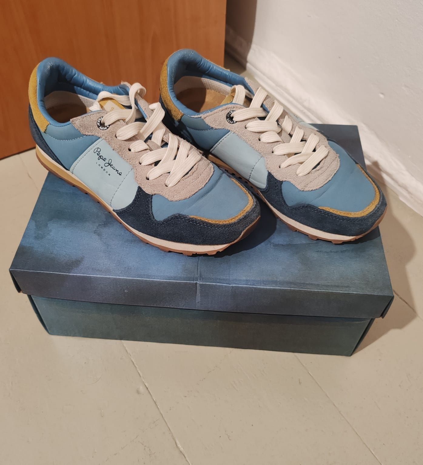 Sneackers Pepe Jeans, două purtări . Mărimea 36