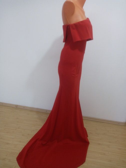 rochie rosie model sirena cu trena