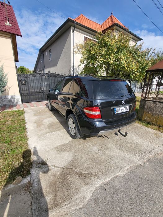 Mercedes ml320.   2006