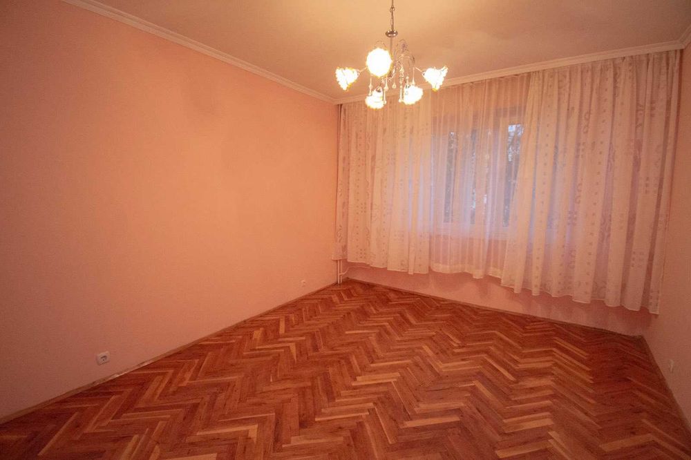 Тристаен имот в кв.Света Троица