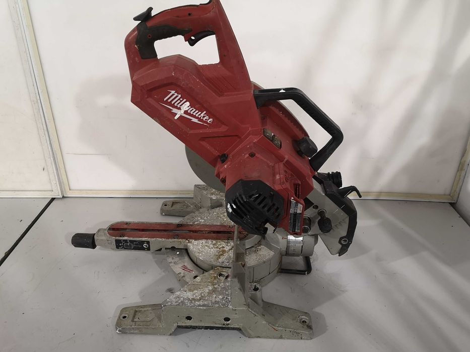 Циркуляр пендула - Milwaukee 18V \ 216mm