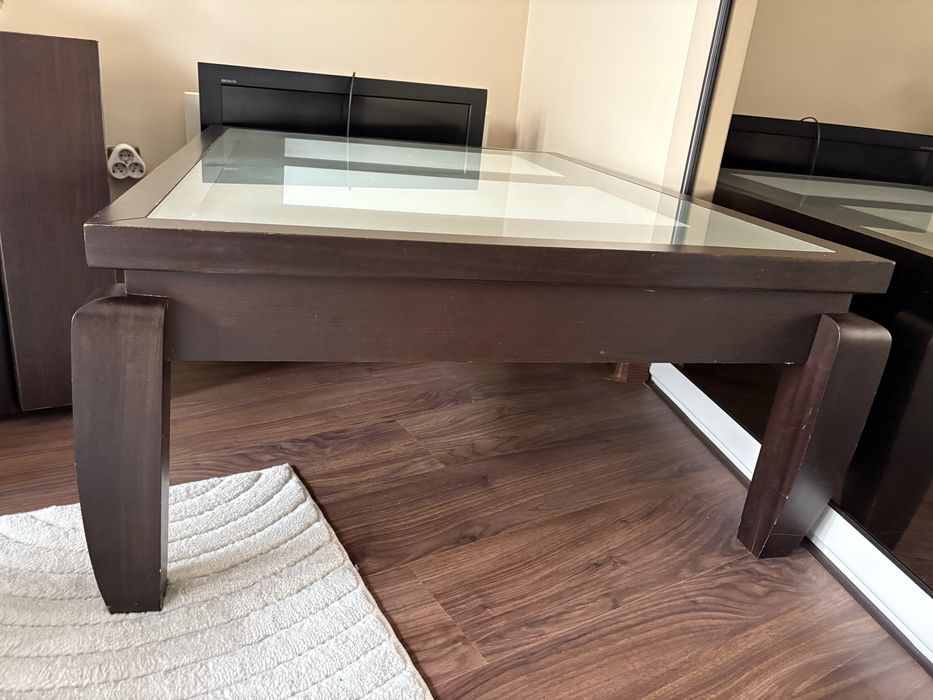 Холна маса от масивно дърво с повдигащ механизъм