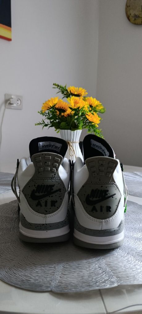 Adidasi Air Jordan 4  albi- mărimea 40