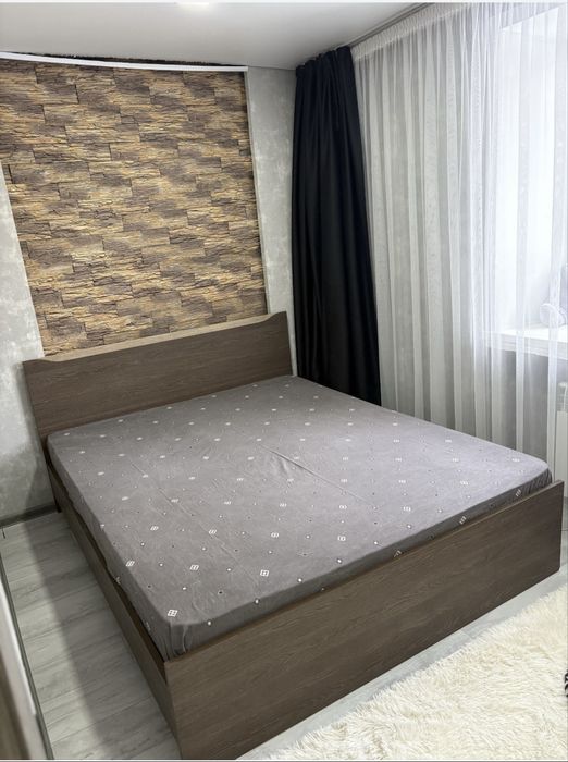 Кровать в месте в матрасом 160х200