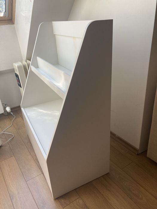 Поставка за книги с място за съхранение