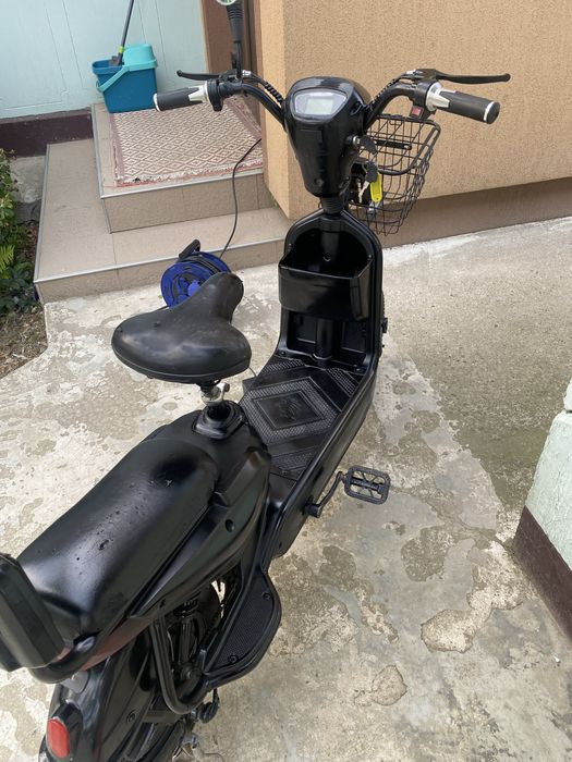 Scuter electroc negru fără permis