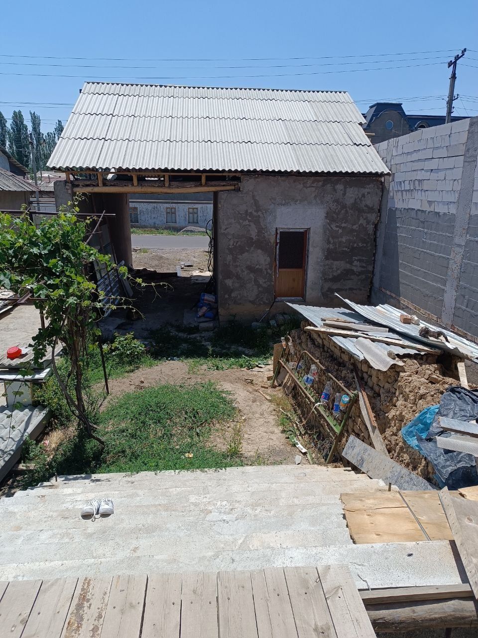 Ховли сотилади. Тузель да. 3 соток 4 хонали. Коробка холатда