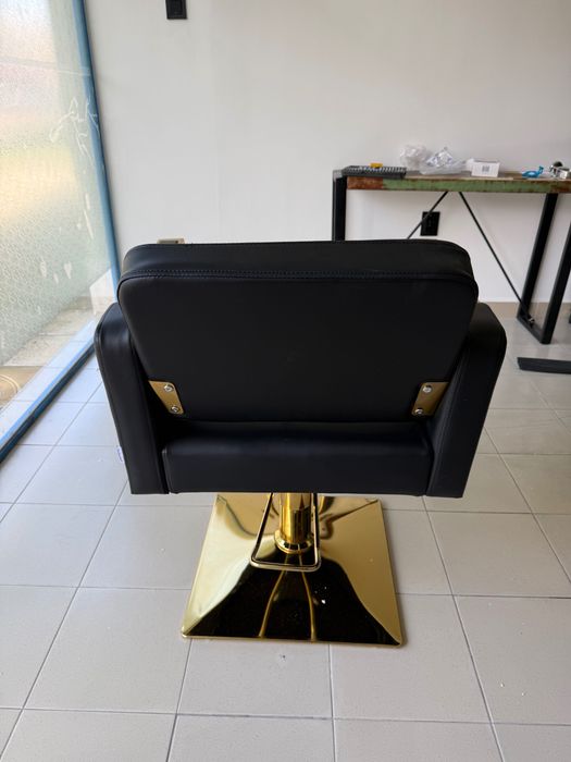 нови фризьорски столове, два броя