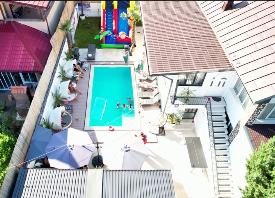 LarAme pool - piscină și terasă cu loc de joacă