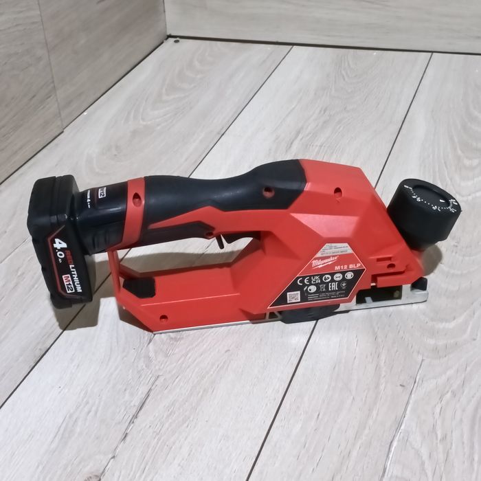 Rindea pe acumulator Milwaukee M12 BLP