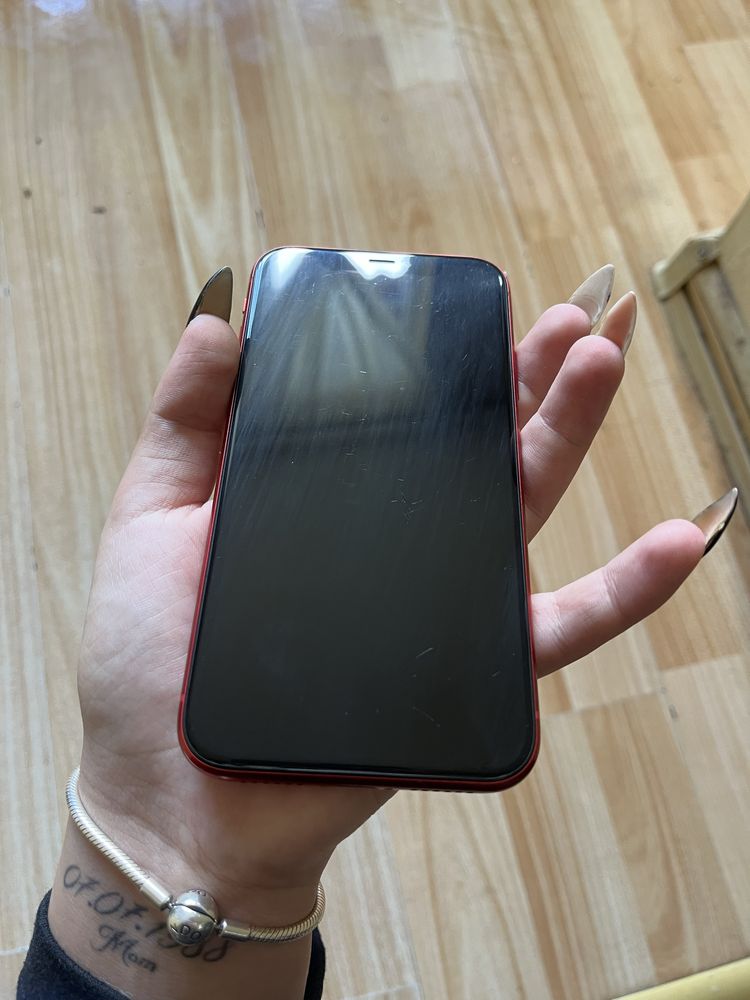 IPhone 11 64GB червен