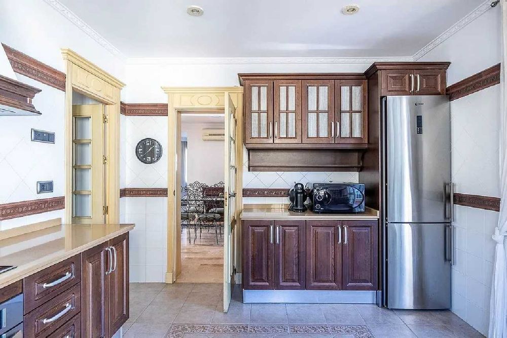 Casa de inchiriat 5camere, 3bai disponibila craciun , revelion