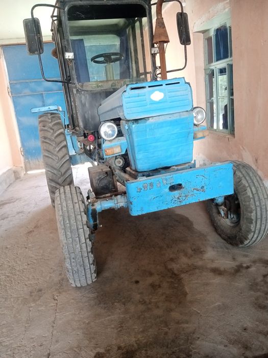 Traktor t28  sotiladi