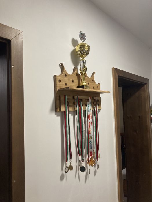 Поставка за купи и медали - дъб