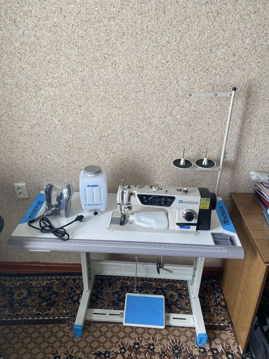 Продаётся срочно швейная машинка + оверлок + утюг. Состояние новое.