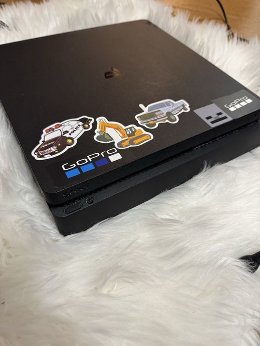 Плайсташан 4 слим с два джойстика и игра и калъв за джойстика