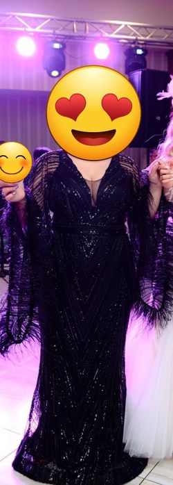 Rochie neagră din mărgele cu fulgi la mâneci.