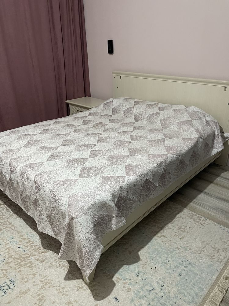 Срочно продается кровать с матрасом и тумбой +матрас