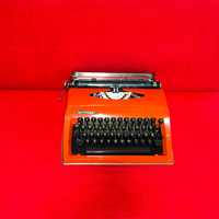 masina de scris portocalie