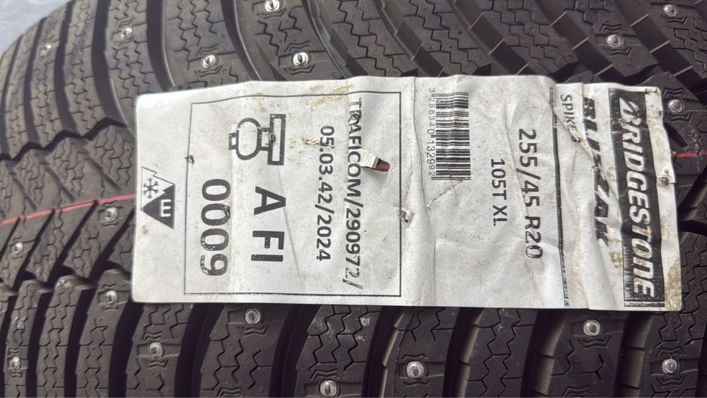 Продам новую шипованную резину bridgestone 255/45/20