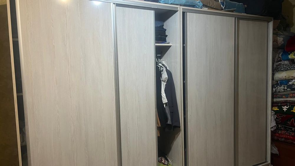 Шифоньер в хорошем состоянии.  2 штуки.