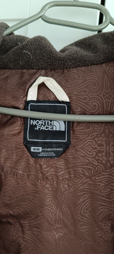 Vestă albă cu puf North Face, și glugă, marime M, femei