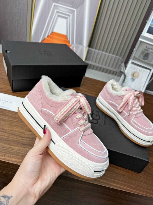 Adidasi imblaniti ugg marimea 38