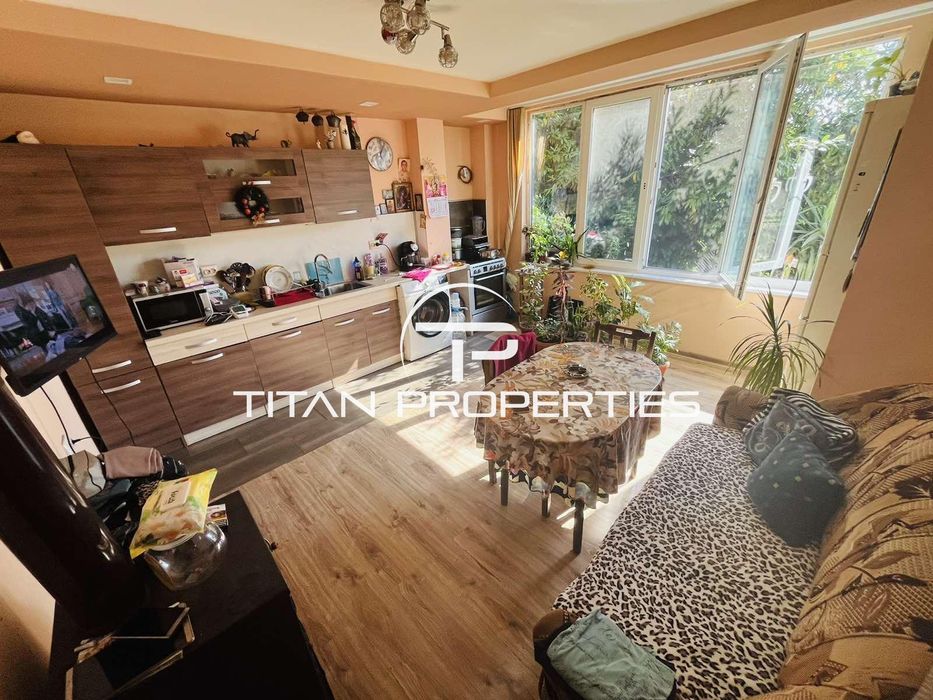 Ексклузивна оферта! Едноетажна къща с двор в кв. Долно езерово