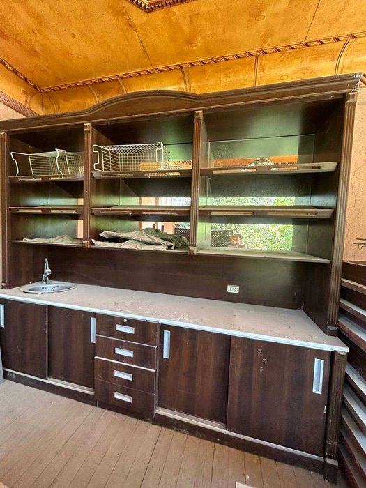 Продается витринная мебель с раковиной