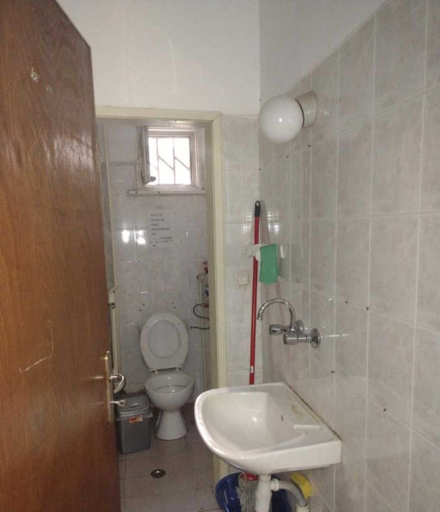 Дава се под наем Офис в Перник, Център - 16 кв.м за 127.5 € - Снимка #4