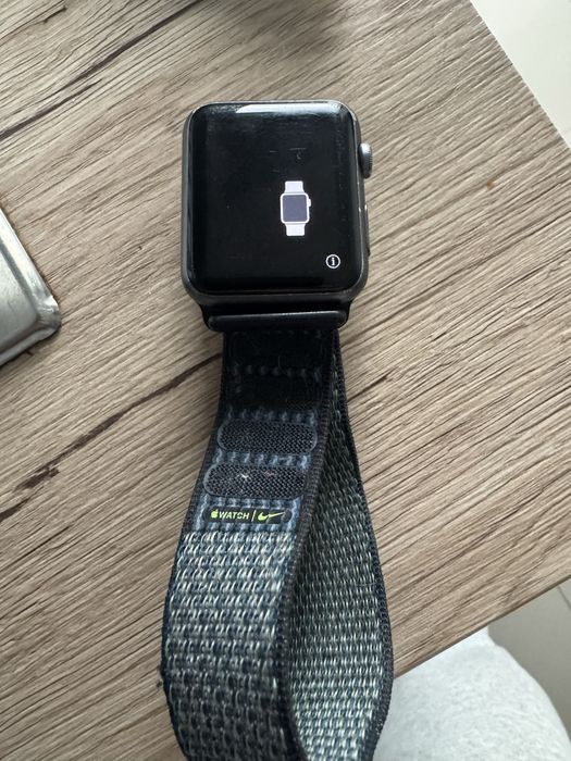 Aplle Watch are cutia nu am incarcator dar e functional nu are cont