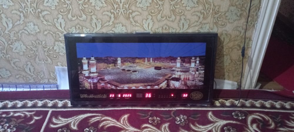 Azon aytadigan devor soat kattasi