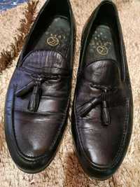 Черни мъжки кожени обувки.