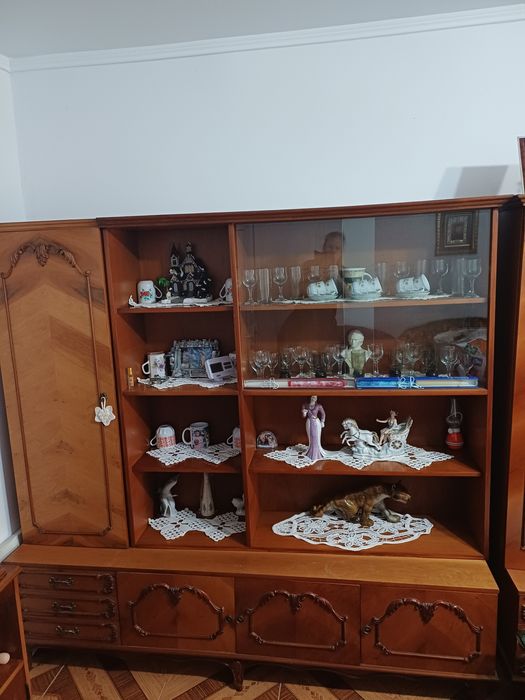 Vand mobila lemn masiv in stare bună