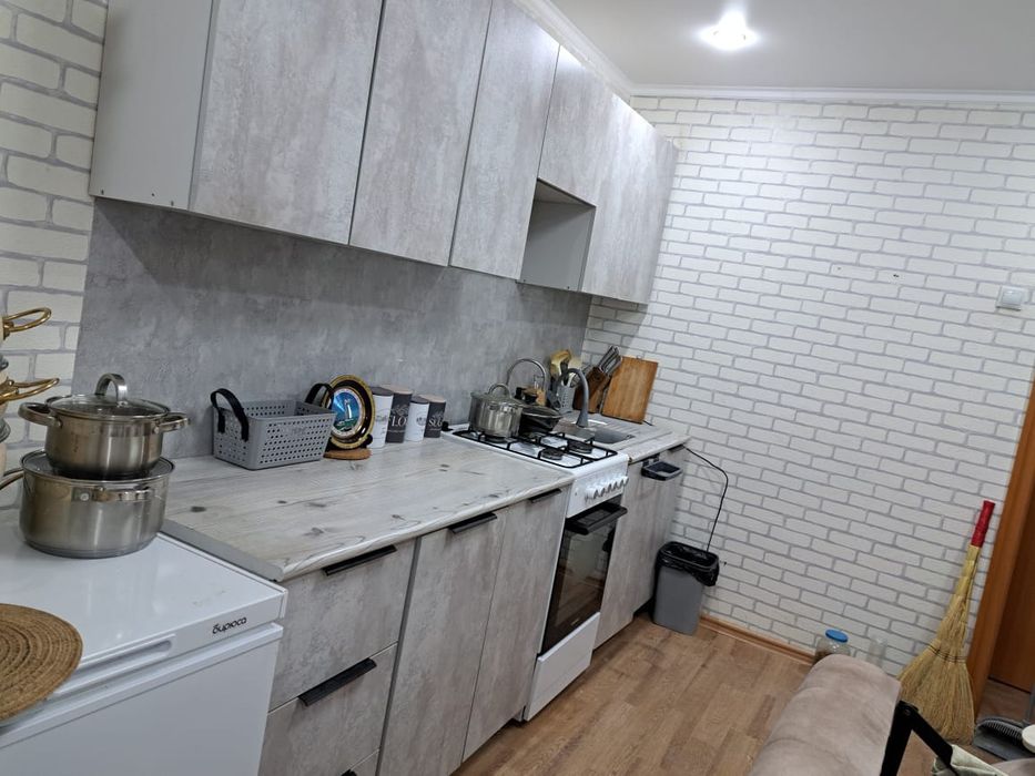 Продам кухонный гарнитур 2 м и 6 стульев, п также газ плита