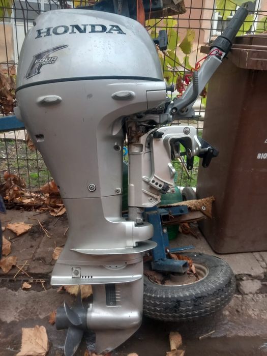 Vand barca cu motor si peridoc / vand motor de barca