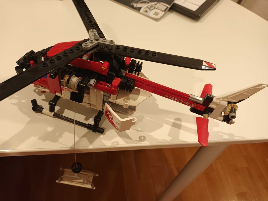 LEGO Technic (2 in 1) - Elicopter de salvare 42092
