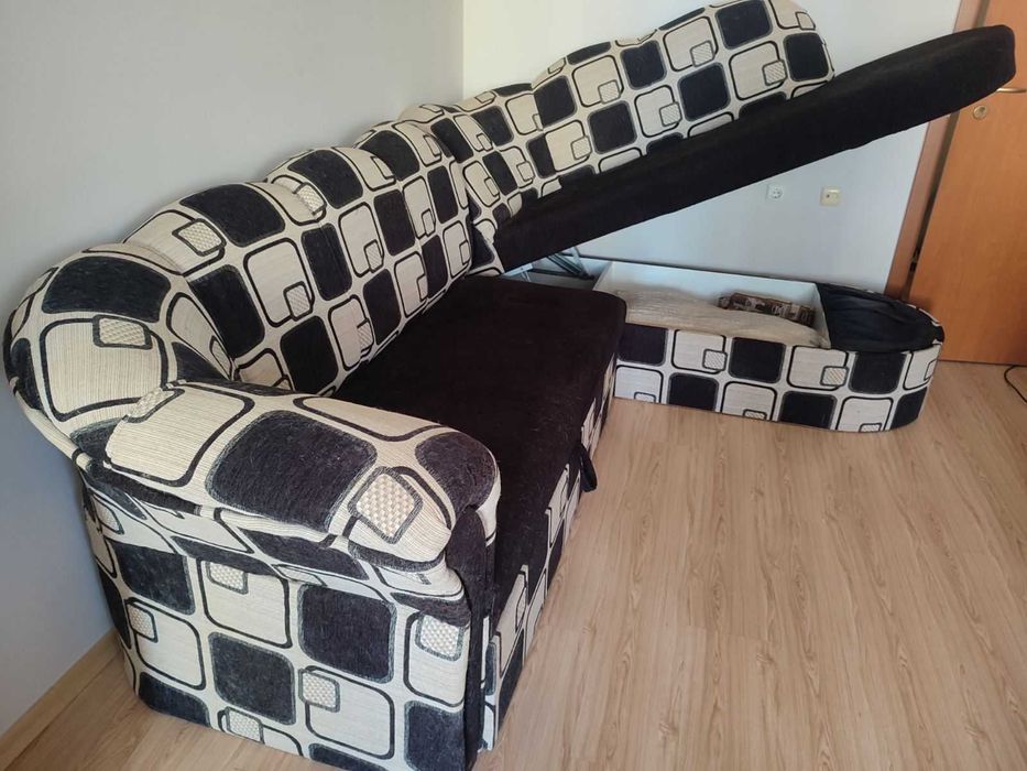 Разтегателен ъглов диван.